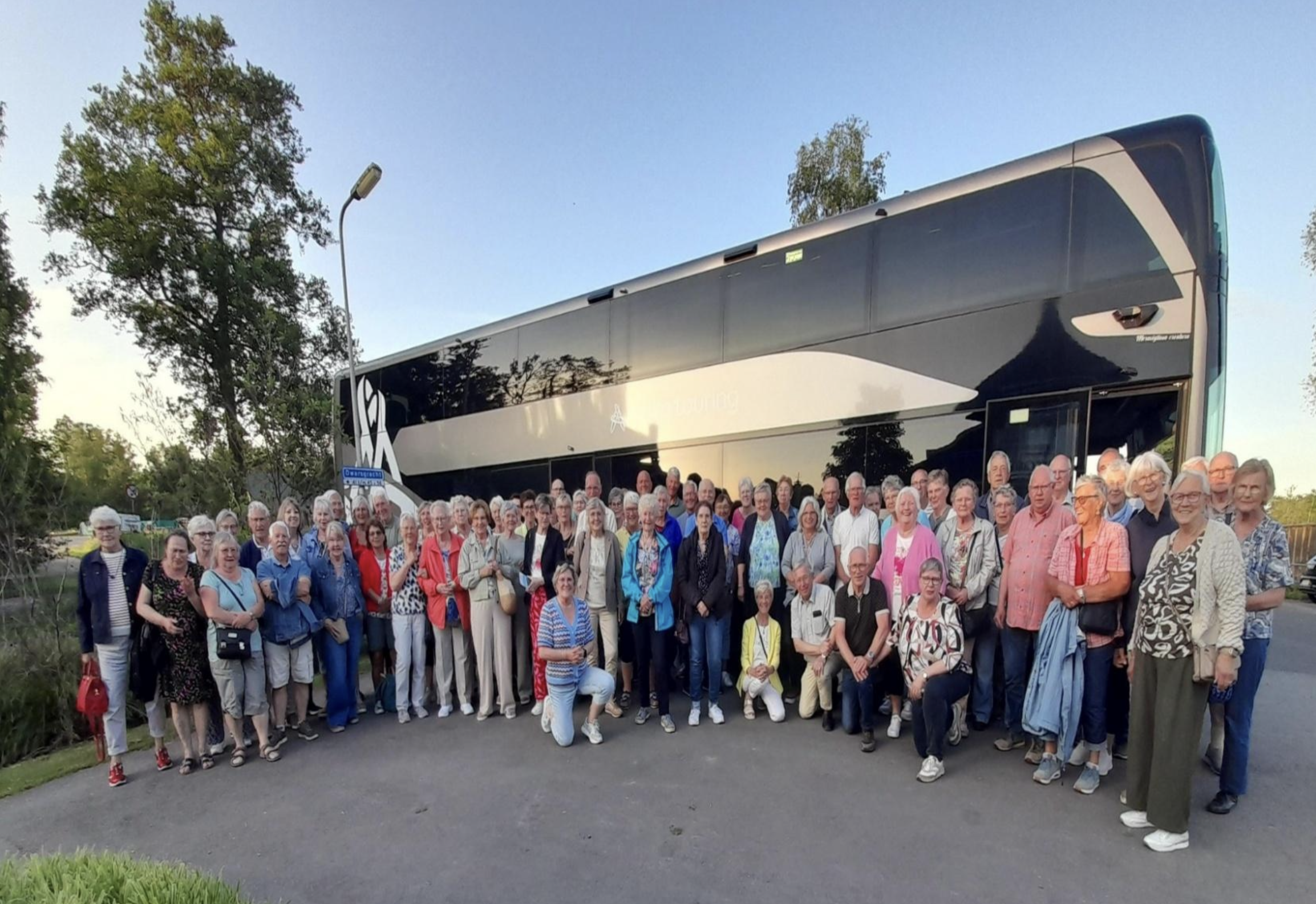 groepsfoto voor de bus